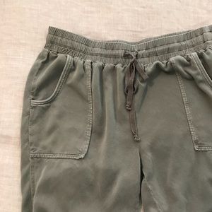 American Eagle army green joggers sz M